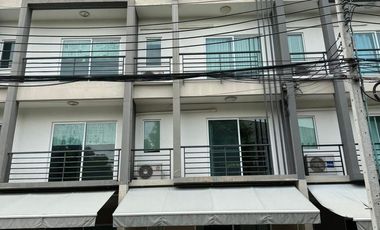 For rent 3 bedrooms townhouse in Suan Luang, Bangkok