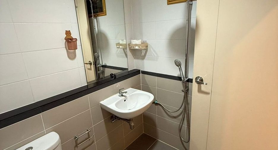 For rent 3 bedrooms townhouse in Suan Luang, Bangkok