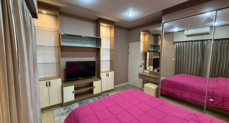 For rent 3 bedrooms townhouse in Suan Luang, Bangkok