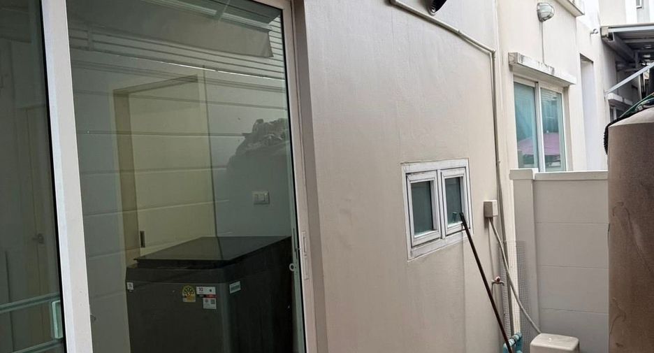 For rent 3 bedrooms townhouse in Suan Luang, Bangkok