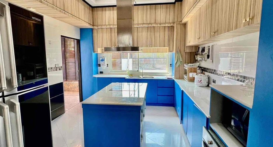 For rent and for sale 4 bedrooms villa in Bang Lamung, Chonburi