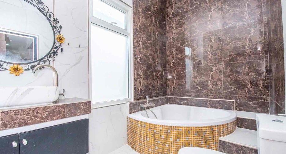 For rent and for sale 4 bedrooms villa in Bang Lamung, Chonburi