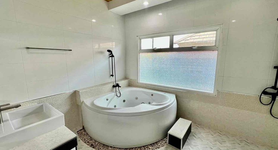 For rent and for sale 4 bedrooms villa in Bang Lamung, Chonburi