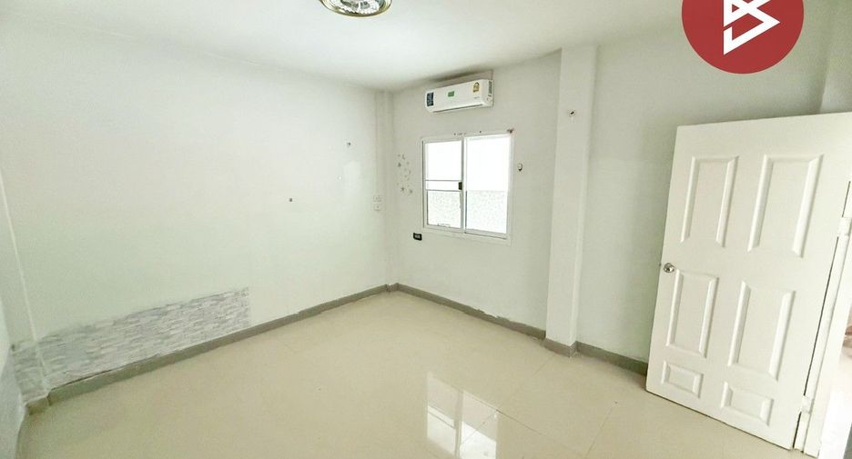 Reihenhaus zum Kauf mit 2 Zimmer in Nakhon Chai Si, Nakhon Pathom