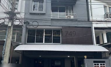 À louer 3 chambres maison de ville à Wang Thonglang, Bangkok