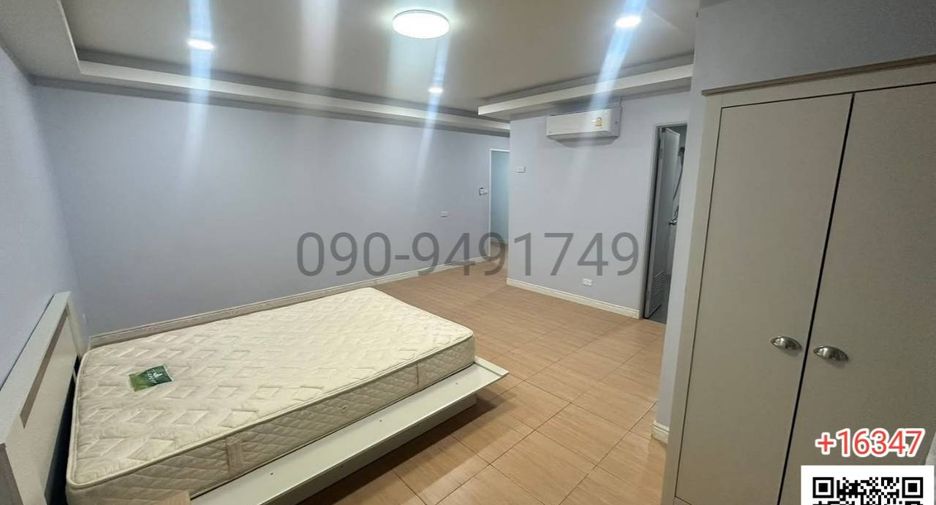 For rent 3 bedrooms townhouse in Wang Thonglang, Bangkok