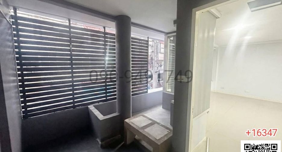 For rent 3 bedrooms townhouse in Wang Thonglang, Bangkok