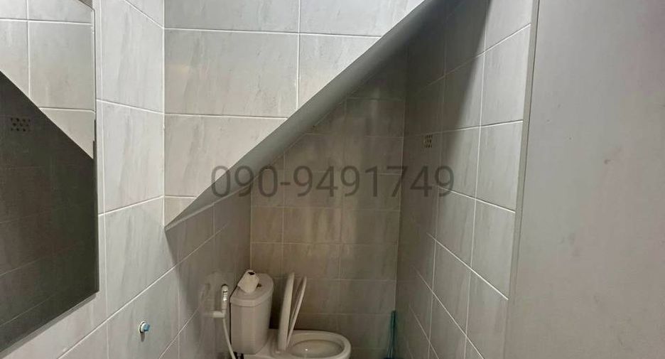 For rent 3 bedrooms townhouse in Wang Thonglang, Bangkok