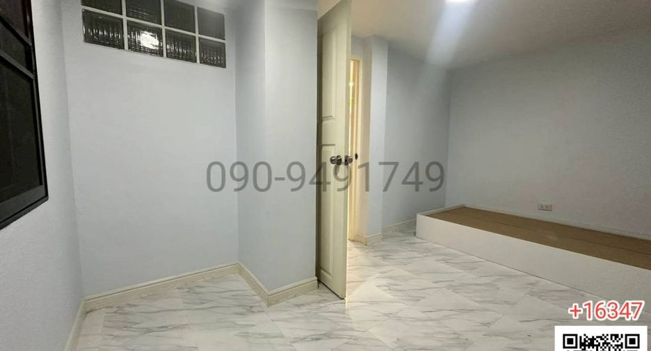 For rent 3 bedrooms townhouse in Wang Thonglang, Bangkok