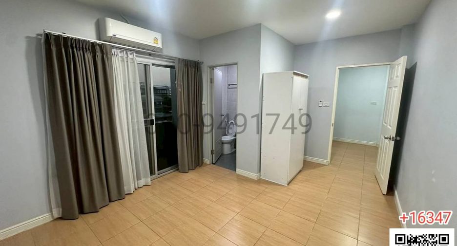 For rent 3 bedrooms townhouse in Wang Thonglang, Bangkok