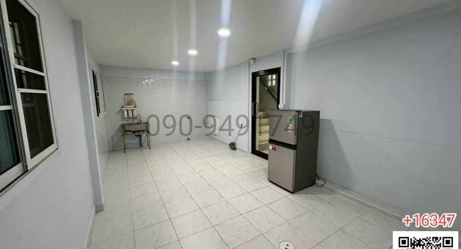 For rent 3 bedrooms townhouse in Wang Thonglang, Bangkok
