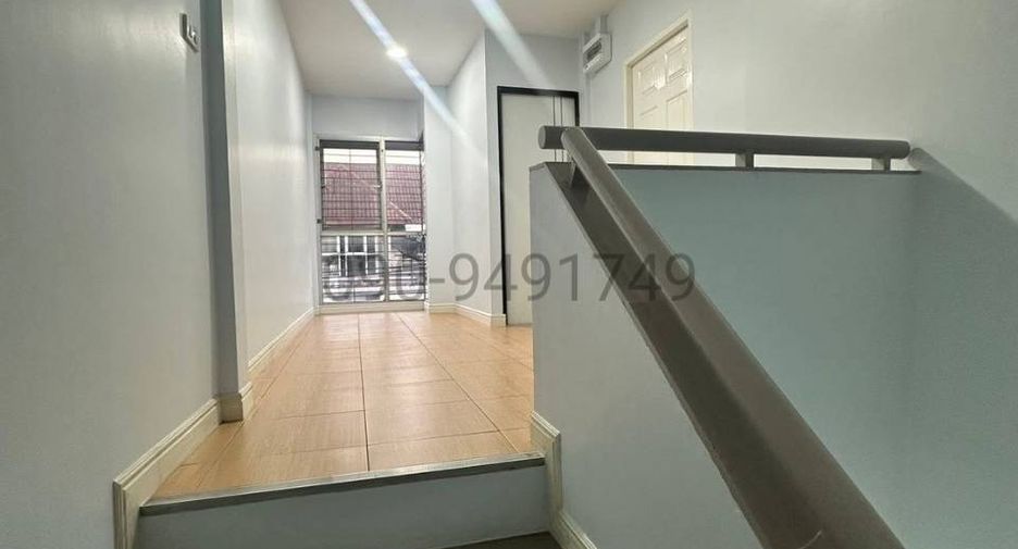 For rent 3 bedrooms townhouse in Wang Thonglang, Bangkok