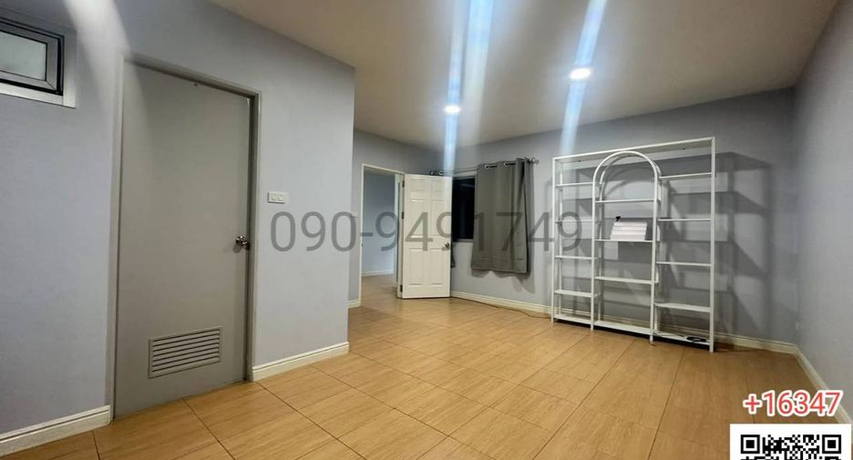 For rent 3 bedrooms townhouse in Wang Thonglang, Bangkok