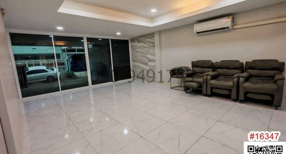 For rent 3 bedrooms townhouse in Wang Thonglang, Bangkok