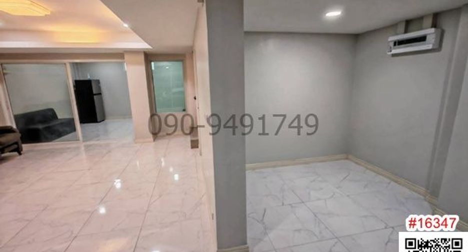 For rent 3 bedrooms townhouse in Wang Thonglang, Bangkok