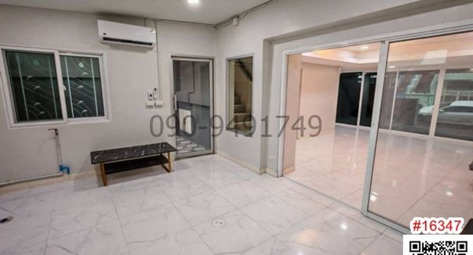 For rent 3 bedrooms townhouse in Wang Thonglang, Bangkok