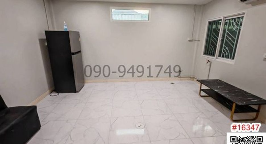 For rent 3 bedrooms townhouse in Wang Thonglang, Bangkok