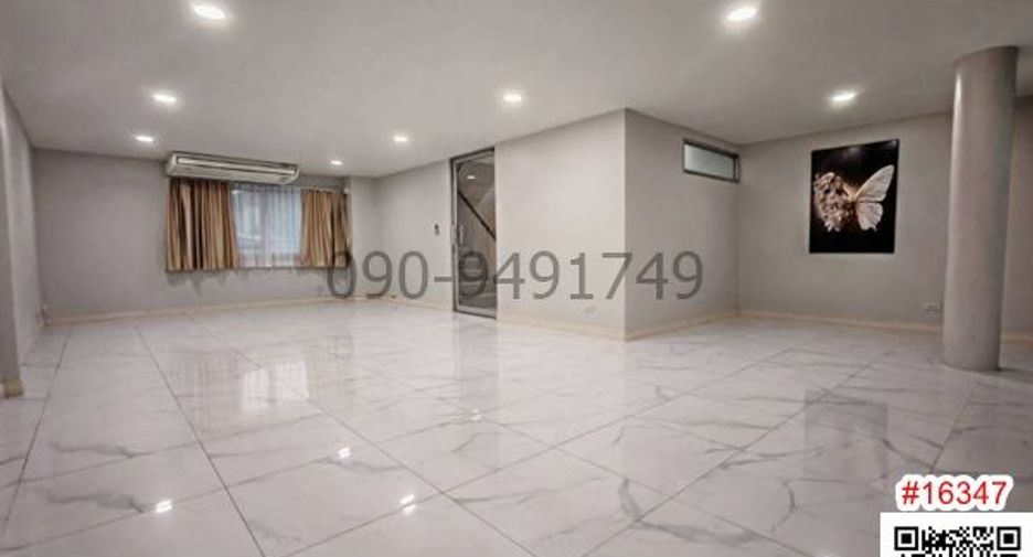 For rent 3 bedrooms townhouse in Wang Thonglang, Bangkok