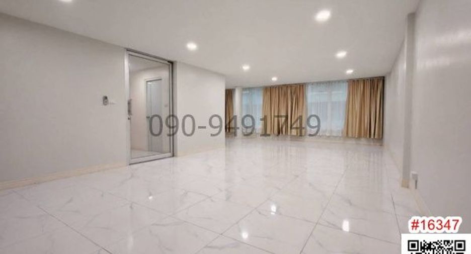 For rent 3 bedrooms townhouse in Wang Thonglang, Bangkok