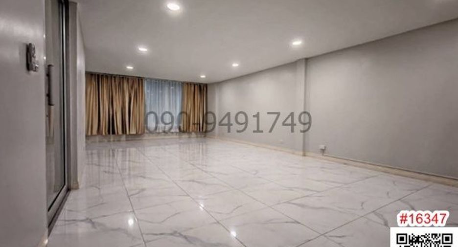 For rent 3 bedrooms townhouse in Wang Thonglang, Bangkok