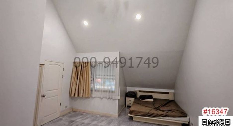 For rent 3 bedrooms townhouse in Wang Thonglang, Bangkok