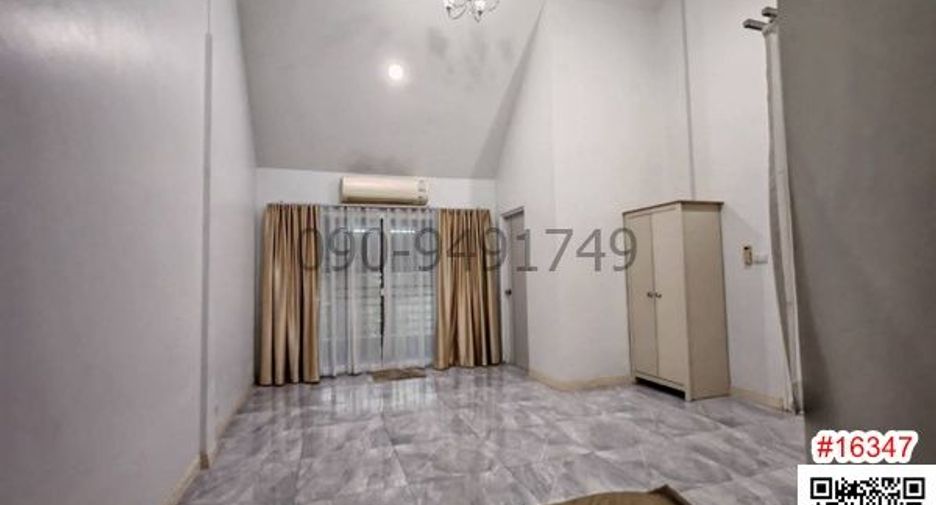 For rent 3 bedrooms townhouse in Wang Thonglang, Bangkok
