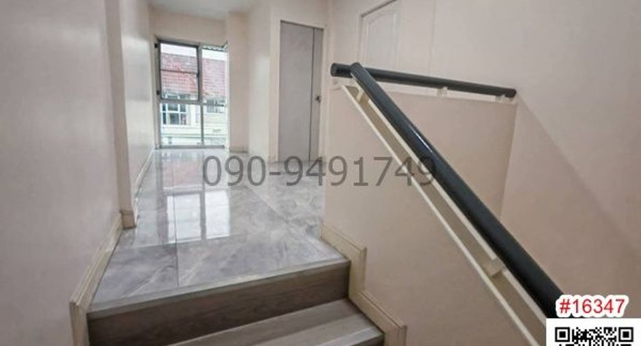 For rent 3 bedrooms townhouse in Wang Thonglang, Bangkok