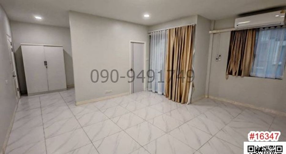 For rent 3 bedrooms townhouse in Wang Thonglang, Bangkok