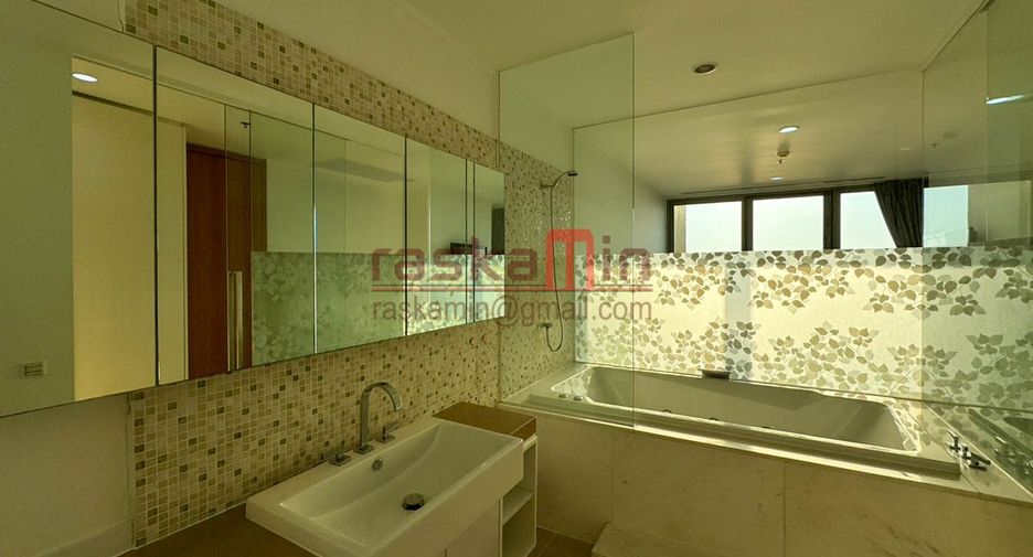 For rent 3 bedrooms condo in North Pattaya, Pattaya