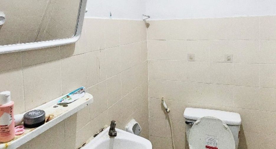 For sale 3 ベッドルーム townhouse in Sam Phran, Nakhon Pathom