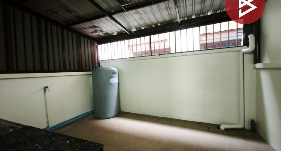 Casa adosada en venta de estudio en Mueang Nakhon Pathom, Nakhon Pathom