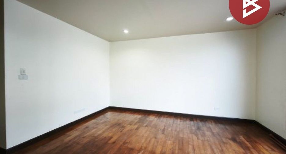 Casa adosada en venta de estudio en Mueang Nakhon Pathom, Nakhon Pathom