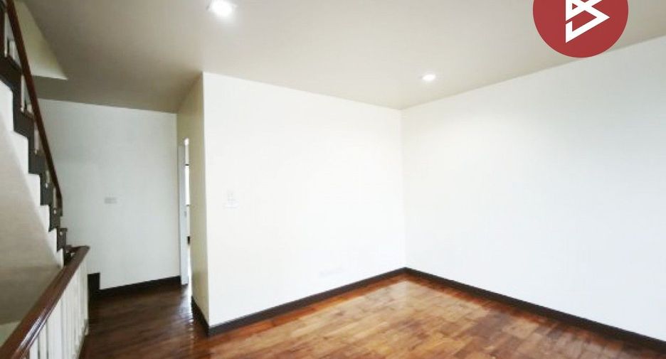 Casa adosada en venta de estudio en Mueang Nakhon Pathom, Nakhon Pathom