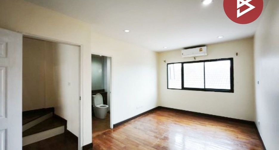 Casa adosada en venta de estudio en Mueang Nakhon Pathom, Nakhon Pathom