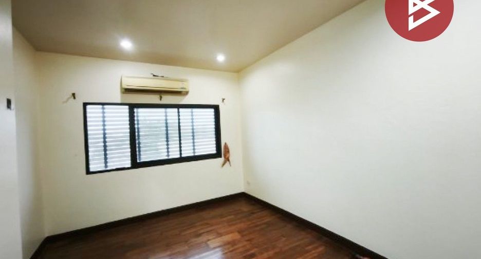 Casa adosada en venta de estudio en Mueang Nakhon Pathom, Nakhon Pathom