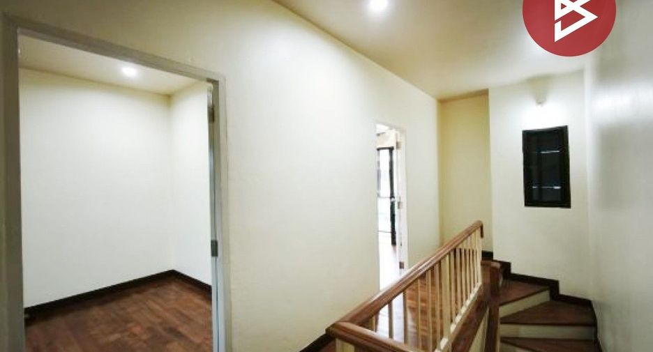 Casa adosada en venta de estudio en Mueang Nakhon Pathom, Nakhon Pathom