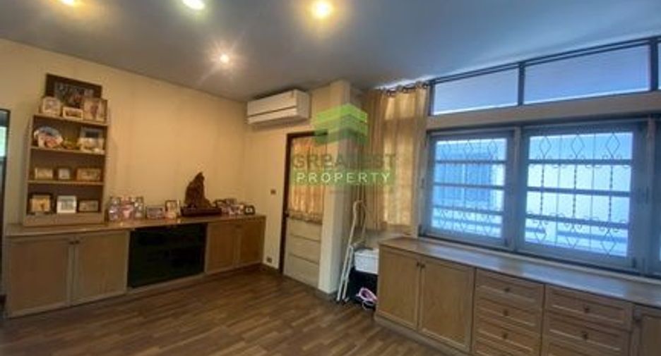 Casa en venta de 8 habitaciones en Phra Khanong, Bangkok