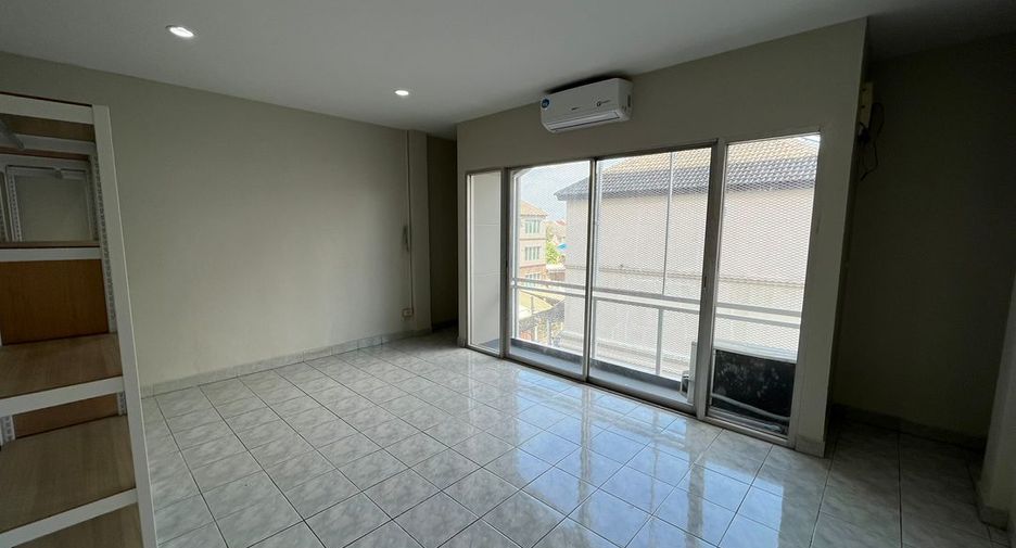 Casa adosada en venta de 3 habitaciones en Bang Na, Bangkok