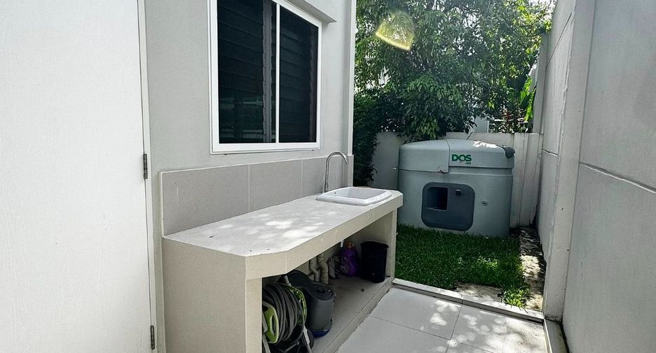 Haus zur Miete mit 4 Zimmer in Prawet, Bangkok