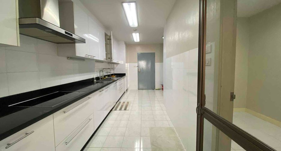 For rent 3 bedrooms condo in Yan Nawa, Bangkok