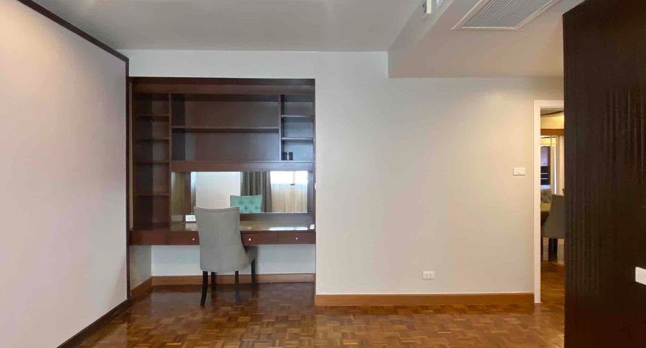 For rent 3 bedrooms condo in Yan Nawa, Bangkok