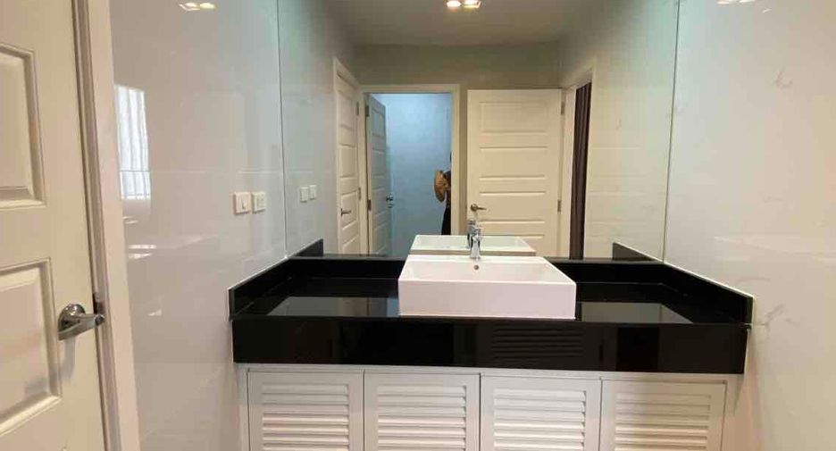 For rent 3 bedrooms condo in Yan Nawa, Bangkok