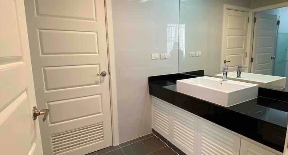 For rent 3 bedrooms condo in Yan Nawa, Bangkok