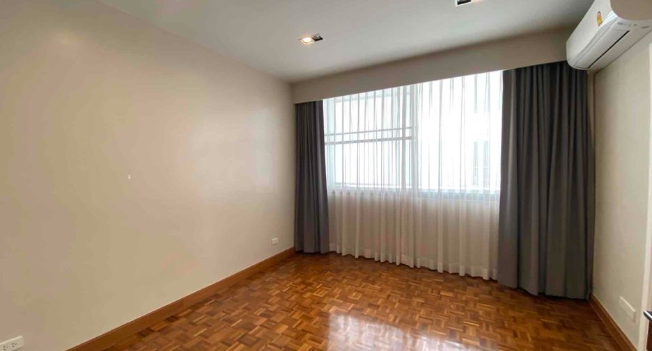For rent 3 bedrooms condo in Yan Nawa, Bangkok