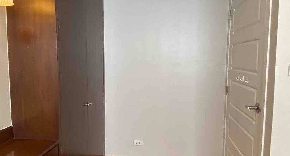 For rent 3 bedrooms condo in Yan Nawa, Bangkok