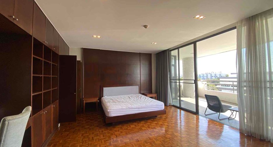 For rent 3 bedrooms condo in Yan Nawa, Bangkok