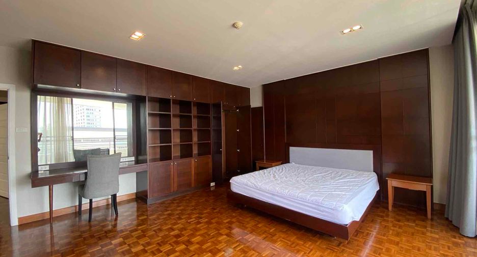 For rent 3 bedrooms condo in Yan Nawa, Bangkok