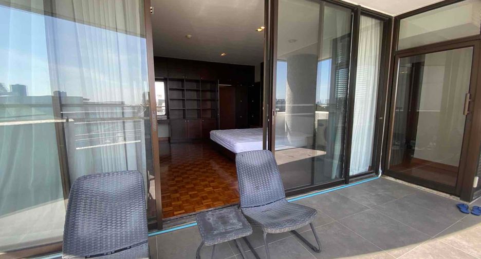 For rent 3 bedrooms condo in Yan Nawa, Bangkok