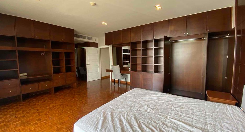 For rent 3 bedrooms condo in Yan Nawa, Bangkok