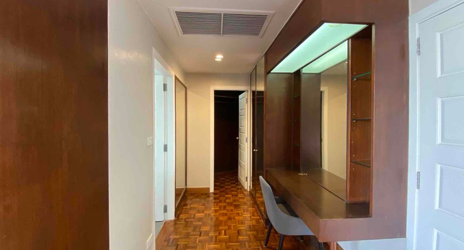 For rent 3 bedrooms condo in Yan Nawa, Bangkok